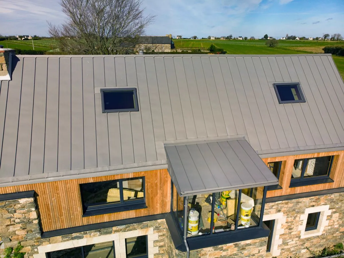 Travaux de zinguerie sur toiture à Saint-Brieuc